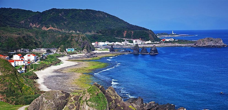 绿岛是火山喷发而成的岛，周围全为裙状隆起珊瑚礁环绕