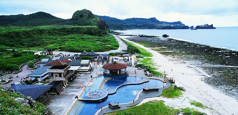 朝日温泉由绿岛的矮丘和海域环抱，是台湾独一无二的海底温泉